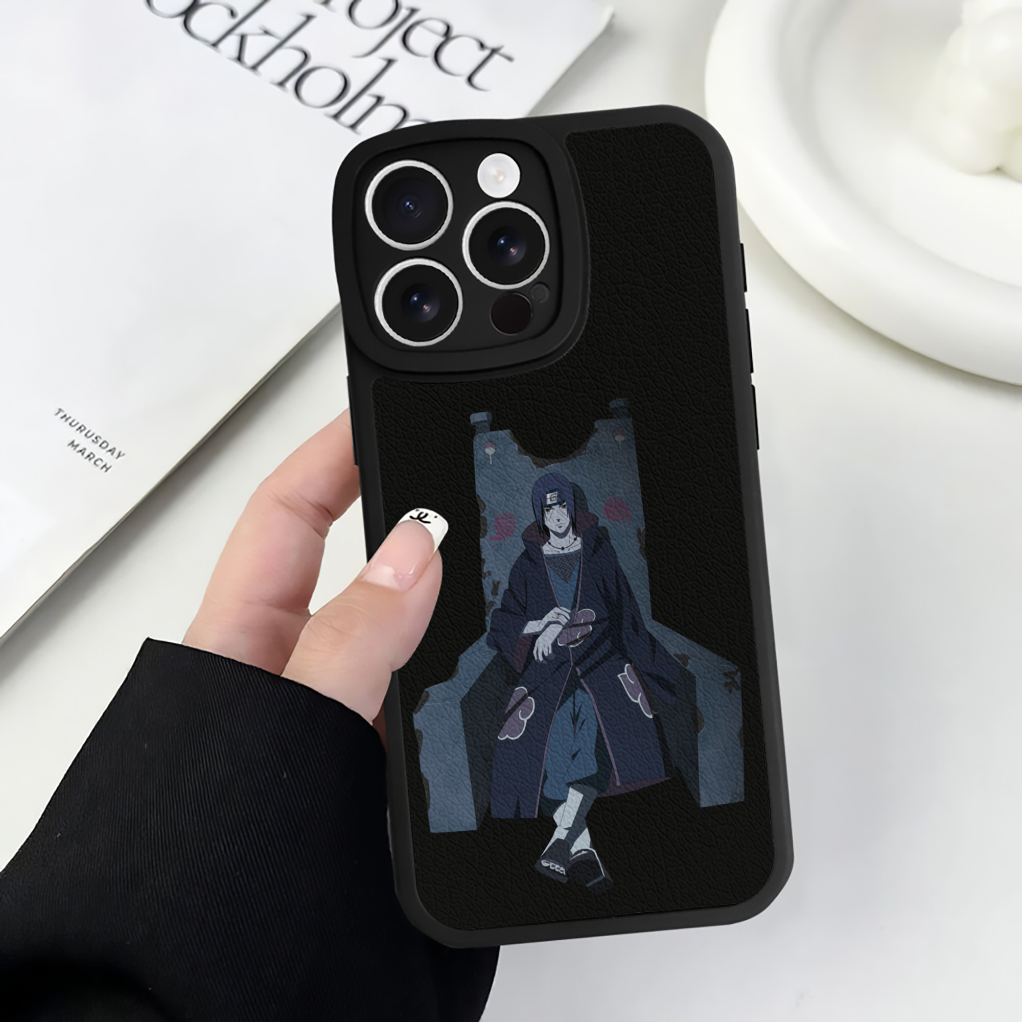 （画像用） NARUTO -ナルト- うちは イタチ Uchiha Itachi 【iPhone 16シリーズ対応】シリコンスマホケース（レザー調） 材質：シリコン